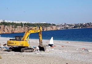 Konyaaltı Sahili nde iş makineleri sahne aldı